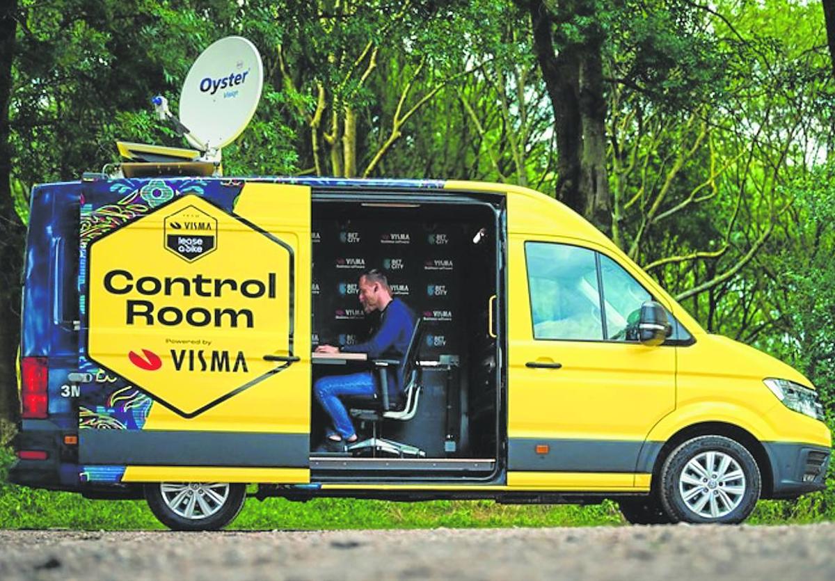 Un trabajador del equipo, en la furgoneta.