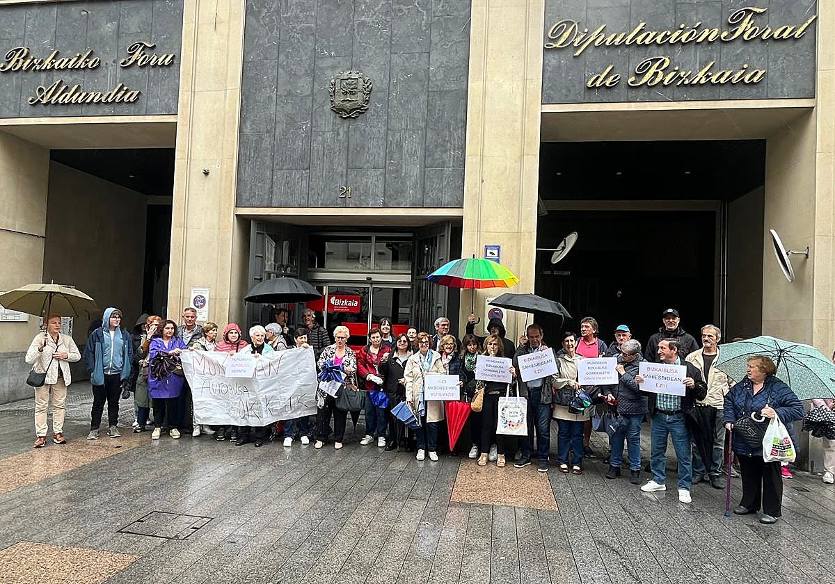 Un grupo de vecinos de Mundaka ha protagonizado este mediodía una protesta frente la sede en Bilbao del departamento de Transportes, Movilidad y Turismo de la Diputación foral.