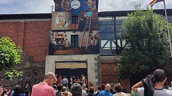Artziniega estrena el mural de la torre del reloj, de Cherra Ortega
