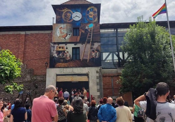 La torre del reloj de la plaza Garai ya está decorada con el mural 'Los engranajes del tiempo'.