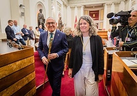 Noemi Aguirre junto al diputado general en la ceremonia de este lunes.