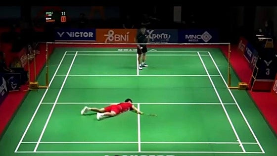 Muere una promesa china del bádminton a los 17 años tras colapsar en pleno partido