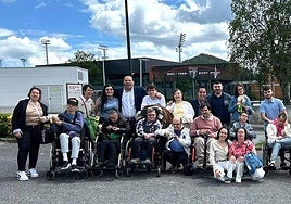 Un grupo de personas visitan las instalaciones del Athletic en Lezama, dentro de las actividades deportivas.
