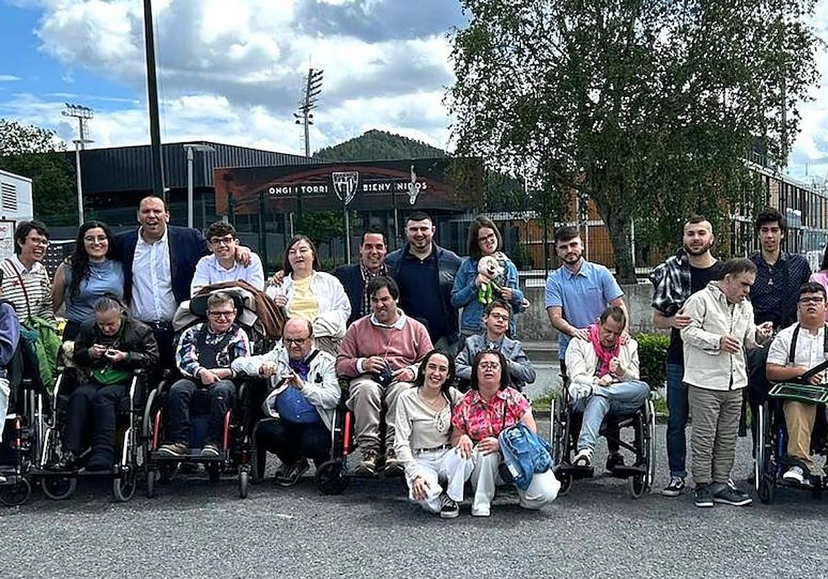 Un grupo de personas visitan las instalaciones del Athletic en Lezama, dentro de las actividades deportivas.
