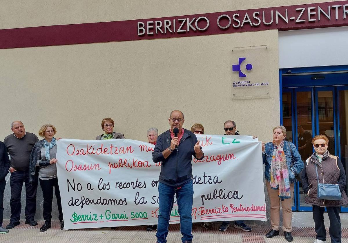 Los vecinos de Berriz se manifestaron frente al centro de salud.