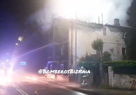 El fuego arrasa una vivienda deshabitada en Bedia