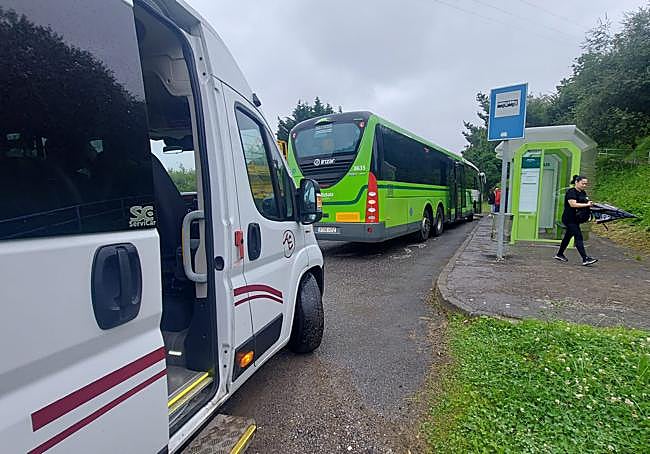 La lanzadera para trasladar a los usuarios del Bikziabus a las nuevas paradas de la variante se activó la mañana de este lunes.