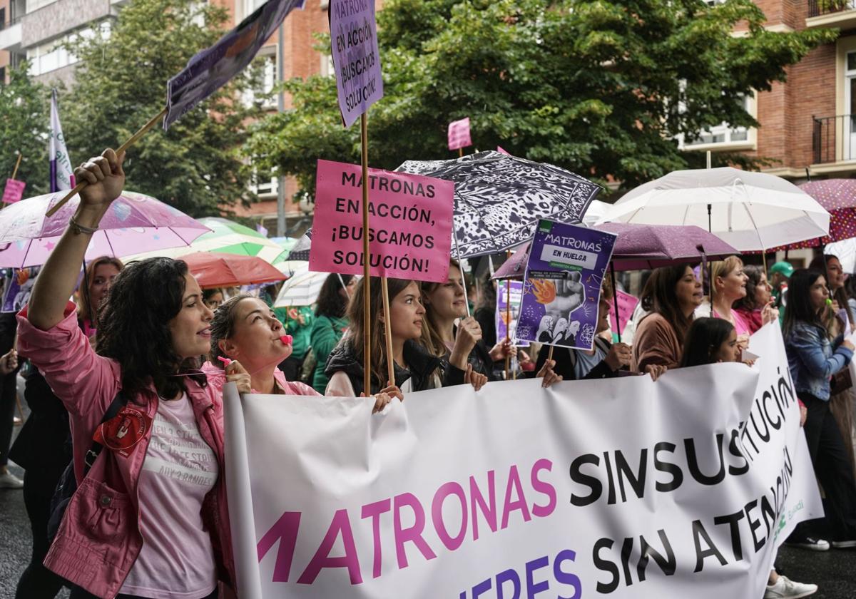 La manifestación de las matronas, a su paso por la Gran Vía.