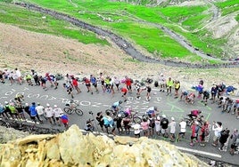 Leyenda. El pelotón ascenderá hoy el Galibier, uno de los grandes puertos del Tour.