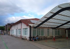 Vista del edificio de Educación Infantil donde se van a acometer las tareas de reforma del tejado.