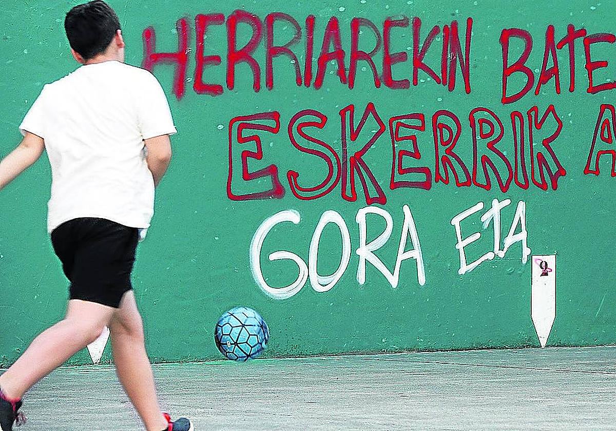 Pintada a favor de ETA en el frontón de Hernani.