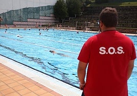 Imagen de archivo de un socorrista en la piscina exterior de Gorostiza.