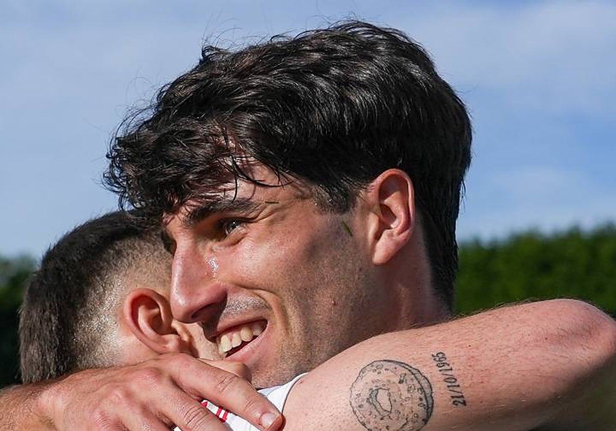 Marcos Bustillo celebrando un gol con un compañero en el Rayo Cantabria.