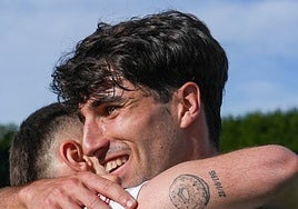Marcos Bustillo celebrando un gol con un compañero en el Rayo Cantabria.