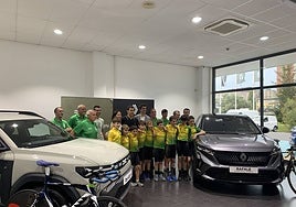 El Club Ciclista Trapagaran-Autonervión en el concesionario Autonervión Renault Dacia.
