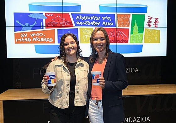 Sandra Hermosa, ganadora del concurso, junto a Arantxa Ibañez de Opacua