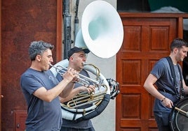 Dirty Durum Brass Band recorrerá el entorno de la calle Gorbea el lunes 8 en la apertura del festival.