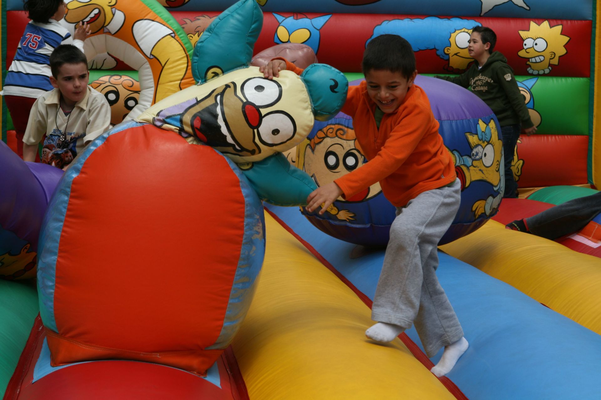 Niños jugando en los hinchables instalados en la plaza de la Provincia, Vitoria