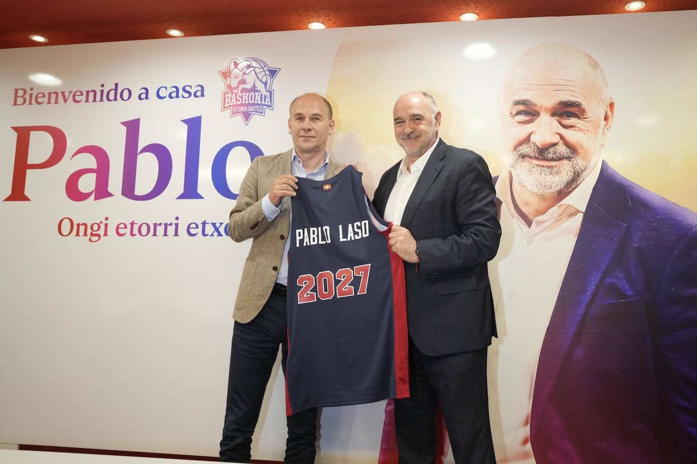 Pablo Laso y el director deportivo Félix Fernández posan durante la presentación del entrenador vitoriano.