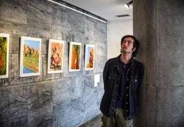 Martin del Busto junto a su nueva exposicion en el Itsasmuseum.