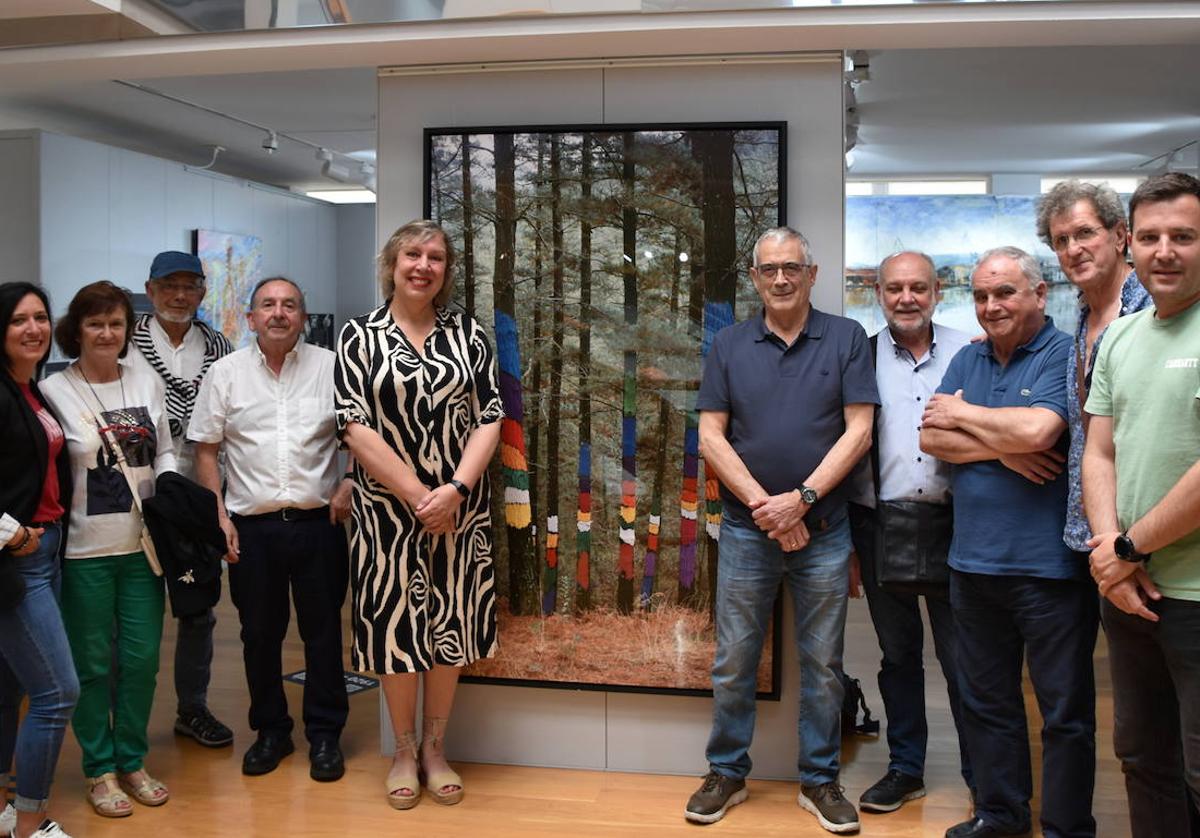 Autoridades del Ayuntamiento y miembros de la fundación Mario Onaindia inauguran la exposición.