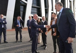 Ramiro González saluda a Josean Querejeta en la apertura del pasado curso académico de Euneiz.