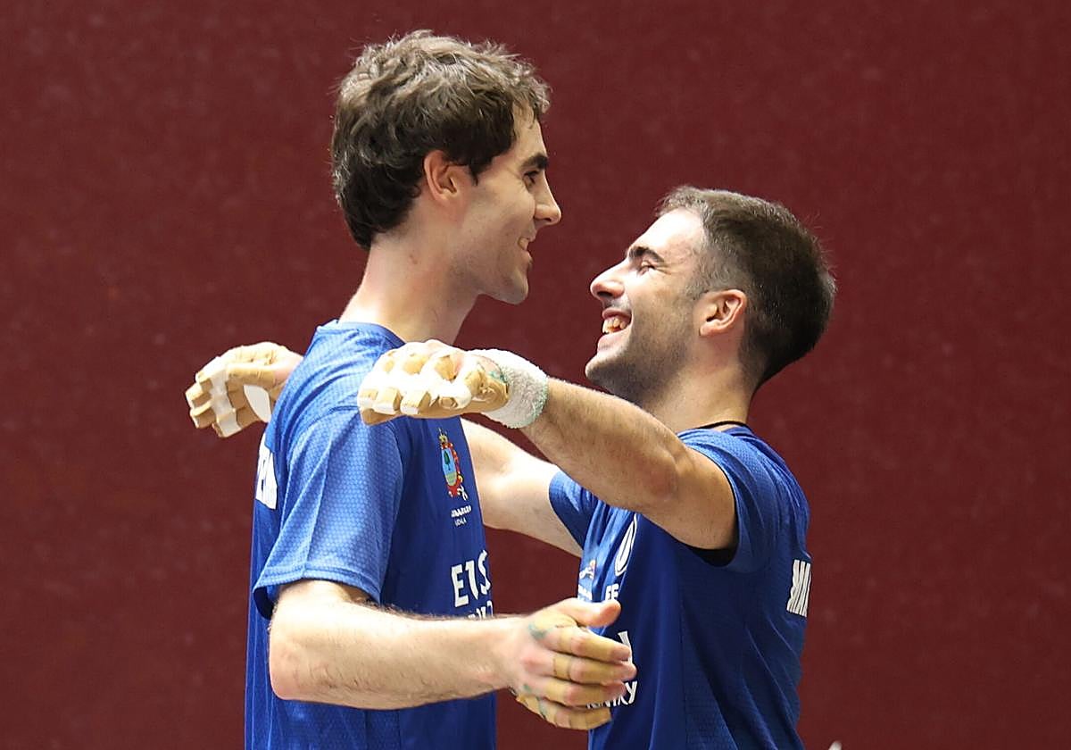 Pujana y Agirreamalloa celebran su victoria el año pasado en el Interpueblos de Euskal Herria.