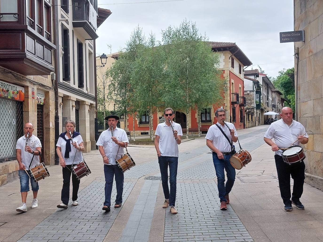 Los músicos Igor Fernández, Itziar Eguren, Niko Moreno, Mikel Ugalde y Dani Palacios amenizaron las calles de la villa.