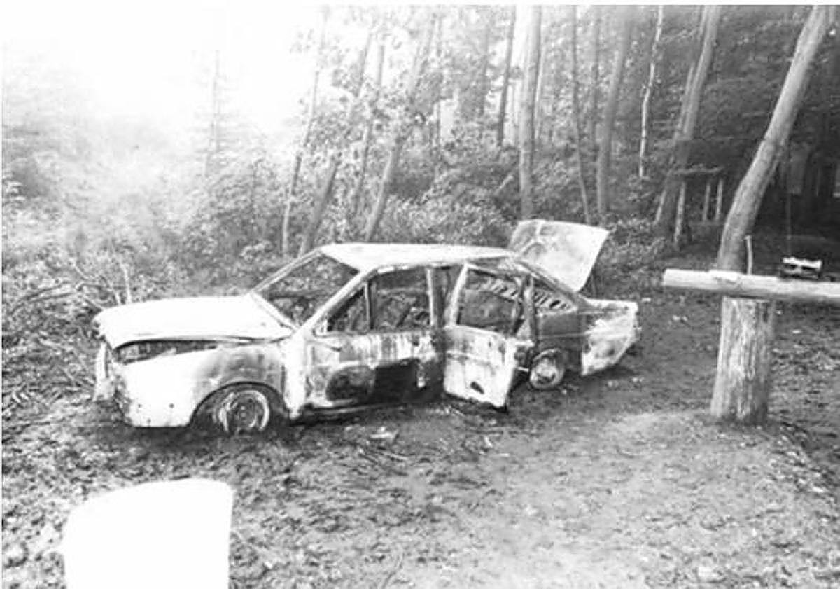 Imagen principal - En las imágenes, dos vehículos incendiados por los asesinos de Brabante en sus fugas y unos cheques robados por los criminales que fueron encontrados en un canal belga.