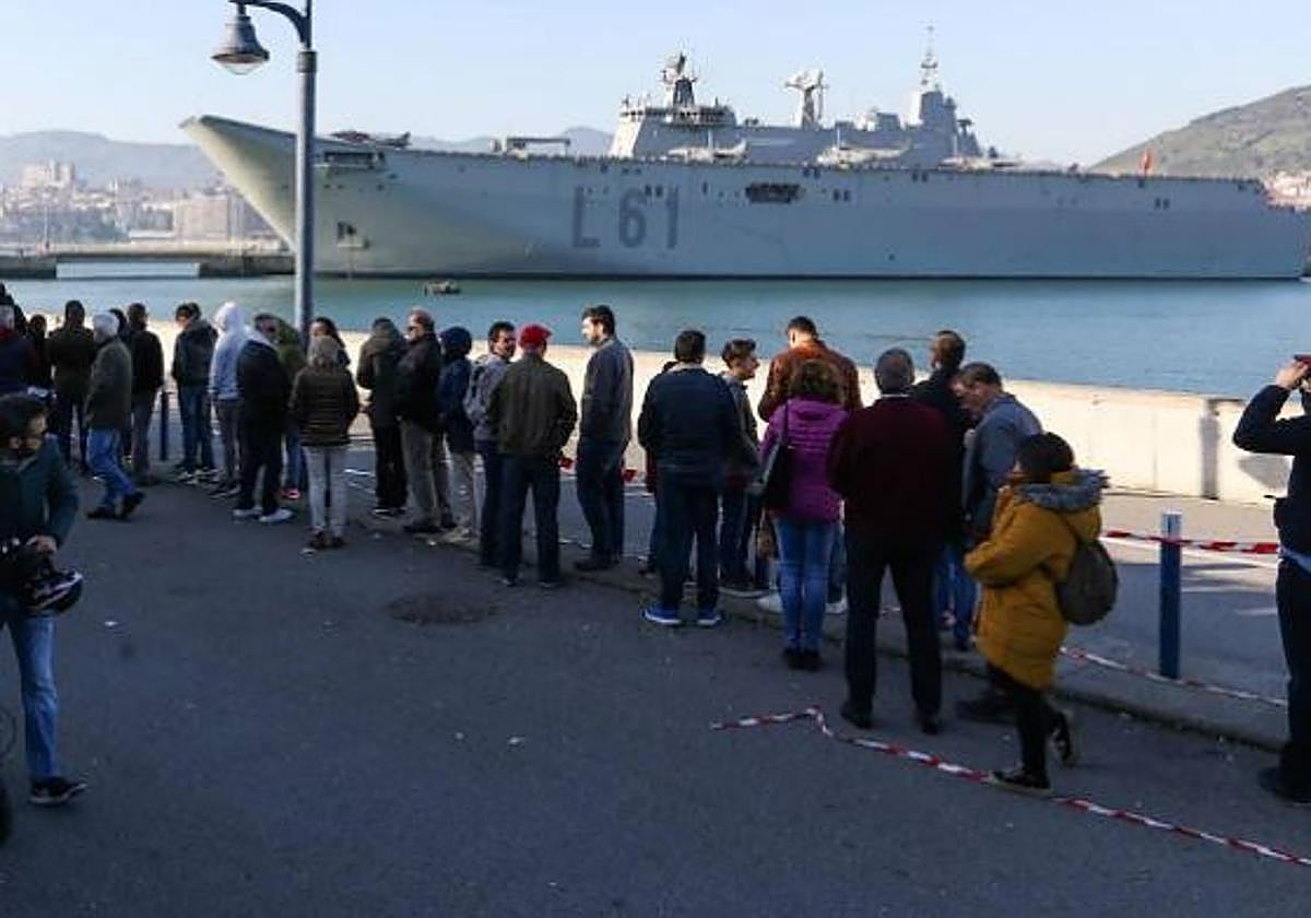 El portaviones, en su visita a Getxo en 2019.