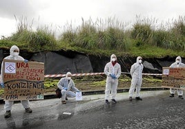 Integrantes de Ekologistan Martxan en una de las protestas que realizaron en la vega del Galindo.