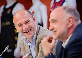 Félix Fernández sonríe tras una broma de Pablo Laso durante su presentación.