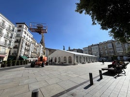 La Plaza de la Virgen Blanca va quedando lista para el Ironman 2024 en Vitoria