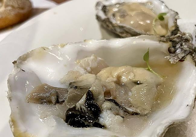 Ostra escabechada con manzanilla.