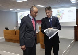 Joseba Madariaga e Ibon Urgoiti antes de la presentación en Bilbao de las previsiones económicas para 2024.