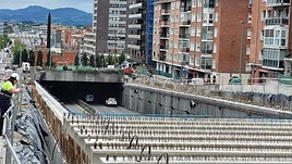 Las obras han entrado estos días en una nueva fase con la instalación de las traviesas que sostendrán el falso túnel.