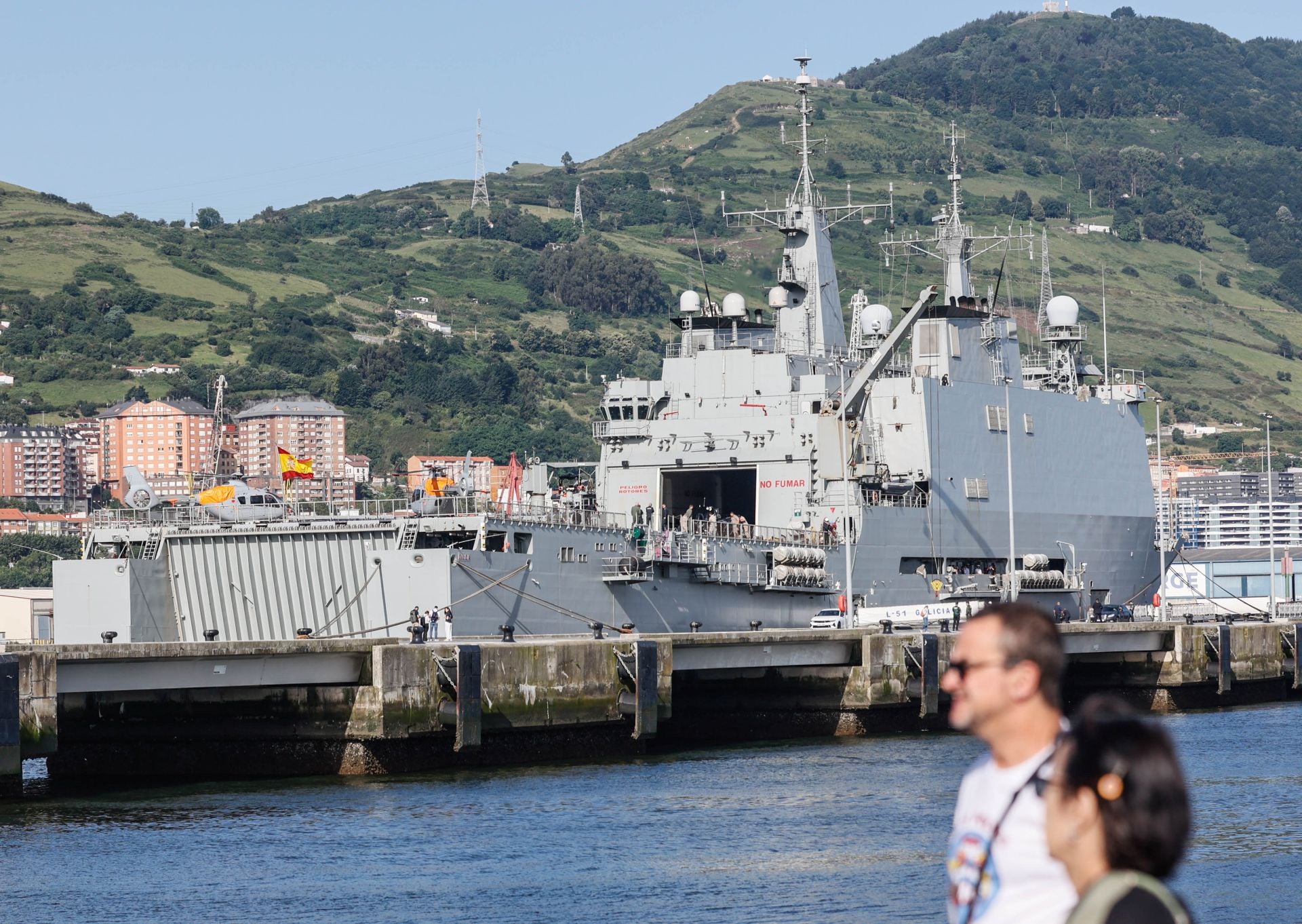 Tres navíos de la Armada llegan al puerto de Getxo