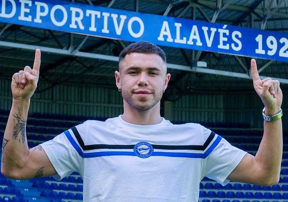 Tomás Conechny posa en Mendizorroza.