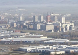 Vista de la capital alavesa con contaminacion sobre la ciudad.