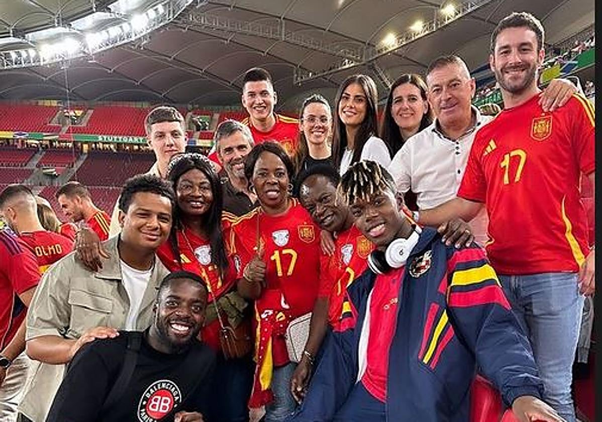 Iñaki Williams vuelve a apoyar a Nico desde la grada y sube otra bonita foto de familia para la historia