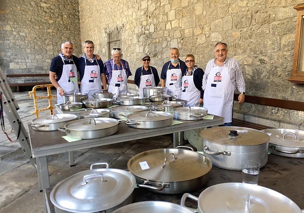 Miembros de la Cofradia de la Makila que se encargarán de elegir el mejor sukalki de Mundaka.