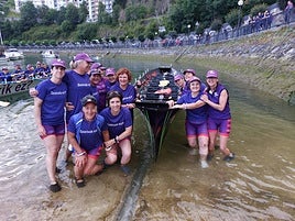 Las mujeres de Ondarroa momentos antes de subrise a la trainera para cumplir el reto.