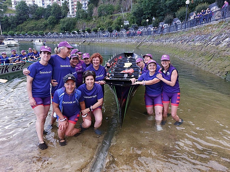 Las mujeres de Ondarroa momentos antes de subrise a la trainera para cumplir el reto.