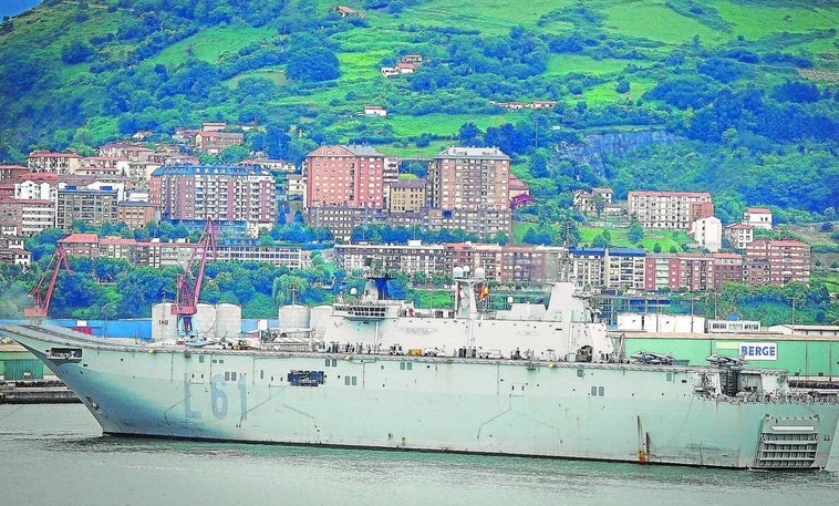 El portaaeronaves 'Juan Carlos I' hizo su entrada a puerto pasadas las siete de la tarde.