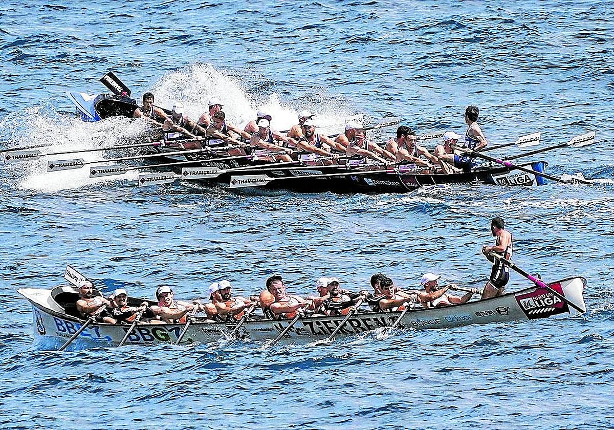 Zierbena y Urdaibai, en aguas de Lekeitio durante el Campeonato de Bizkaia.
