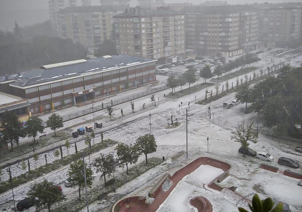 Así quedó la ciudad instante después de que llovieron piedras de hielo del cielo