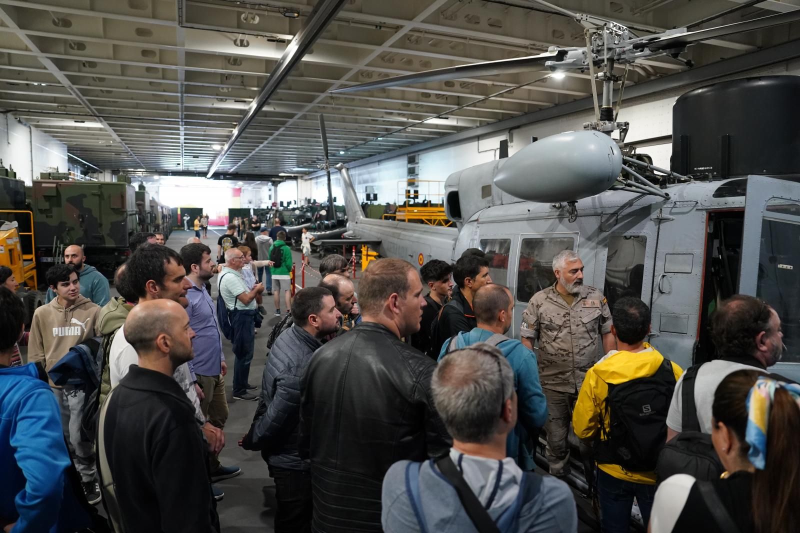 Visitantes observan un helicóptero