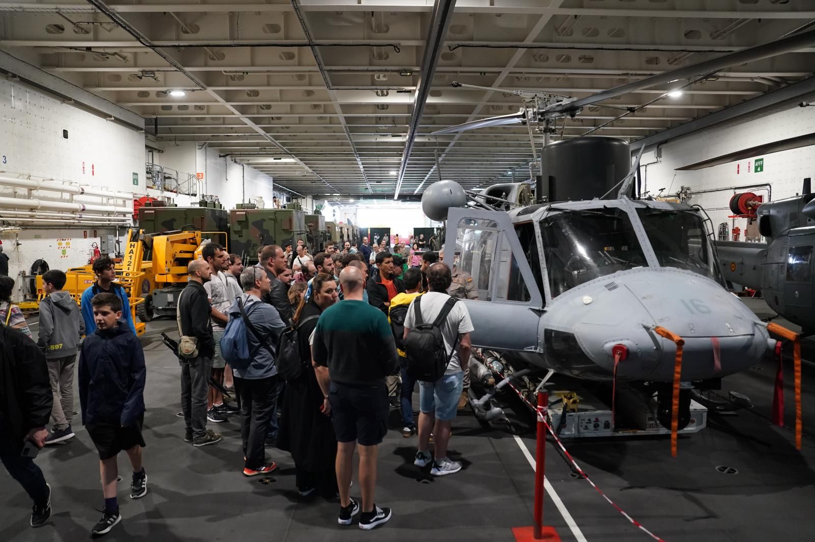 Visitantes observan un helicóptero