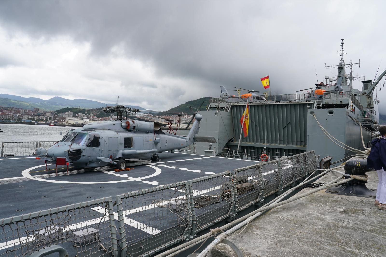 Un helicóptero en el portaviones