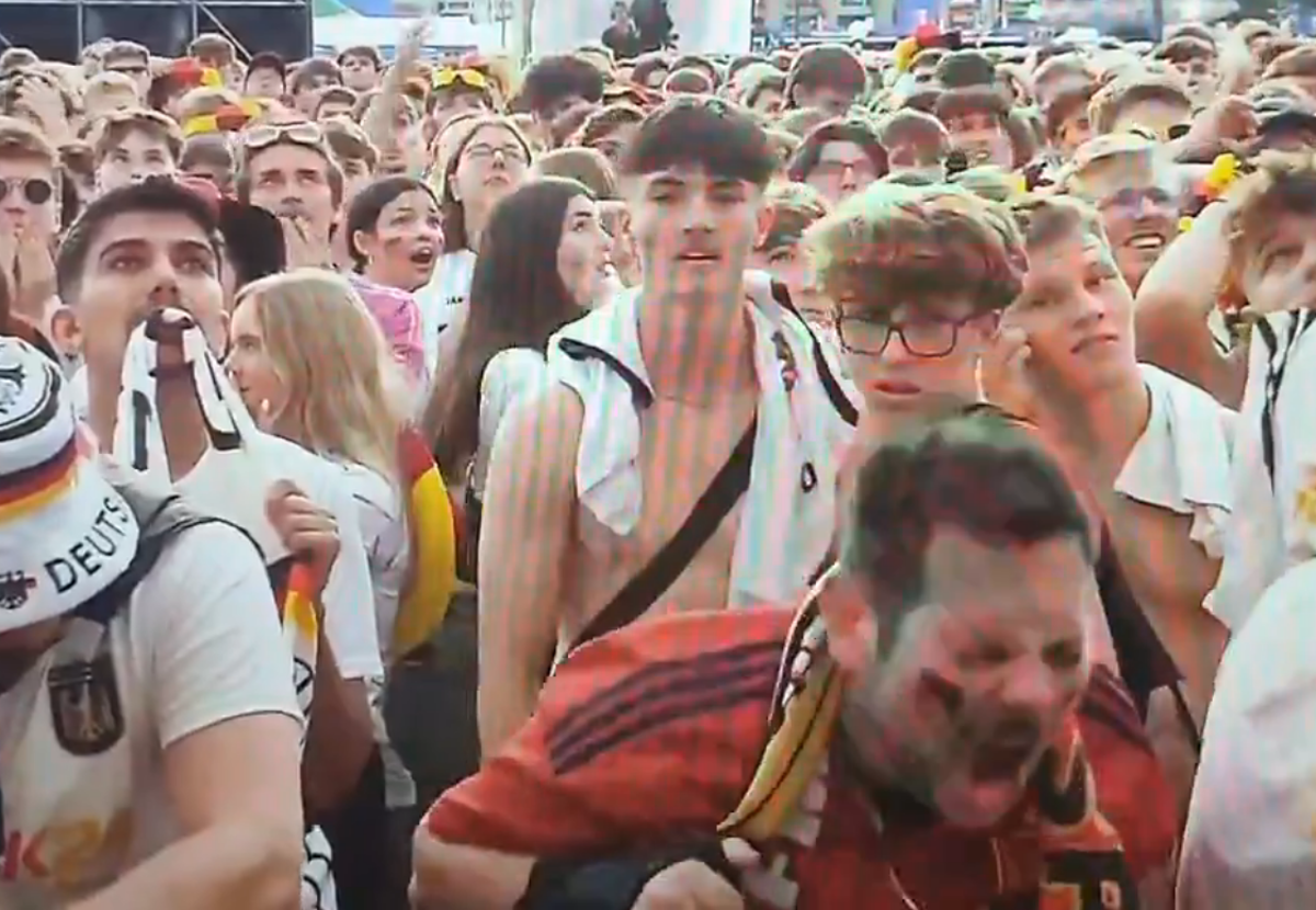 La locura de un aficionado español en una fan zone alemana con el gol de Merino